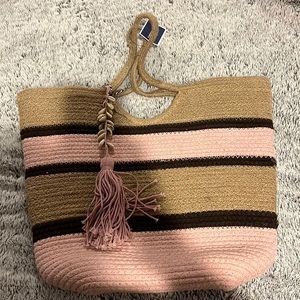 Beach tote with shell detail